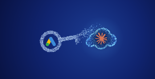 Logo di Google Ads in una chiave che si dissolve in particelle verso una nuvola con il logo di Claude: il collegamento del server MCP senza developer token